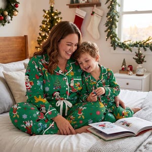 Set pigiama unisex in raso Disney Christmas Santa dai colori vivaci, pigiama coordinato per tutta la famiglia con Topolino e i suoi amici in verde, pigiama lungo coordinato mamma-figlia, regalo per lei