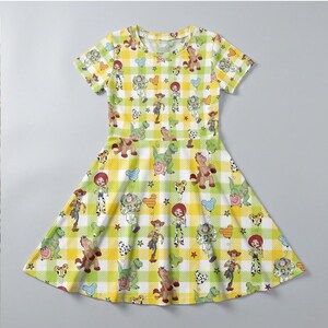 Vestido infantil de Disney Toy Story con estampado de globos, Woody, Buzz y Jessie, estampado de cuadros vichy, regalo para el Día de la Madre 2026, conjunto de verano. imagen 4