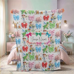Manta personalizada com nome dos personagens icônicos de Toy Story e seus amigos, manta de lã macia com Woody e Buzz, perfeita para decoração de quarto infantil e festa de aniversário. imagem 3