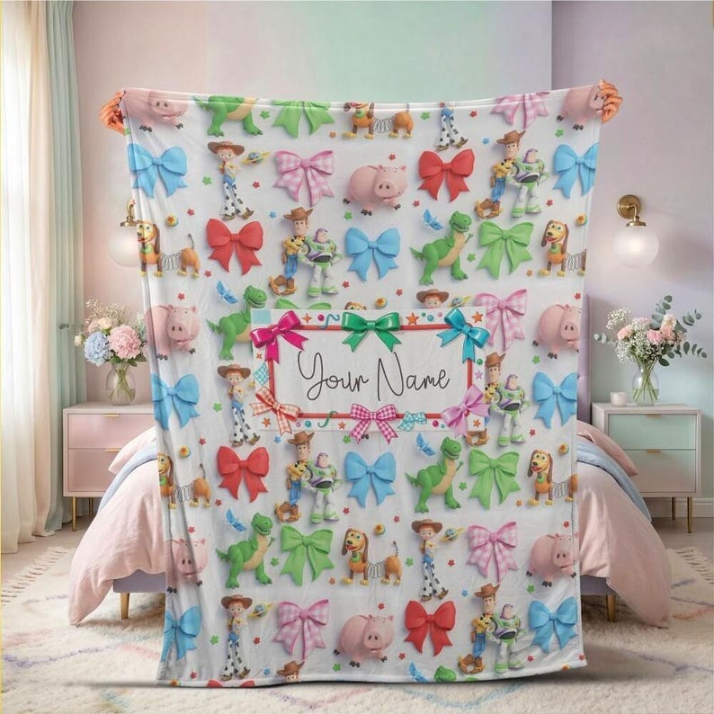 Manta personalizada com nome dos personagens icônicos de Toy Story e seus amigos, manta de lã macia com Woody e Buzz, perfeita para decoração de quarto infantil e festa de aniversário. imagem 3