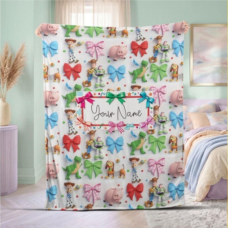 Manta personalizada com nome dos personagens icônicos de Toy Story e seus amigos, manta de lã macia com Woody e Buzz, perfeita para decoração de quarto infantil e festa de aniversário. imagem 2