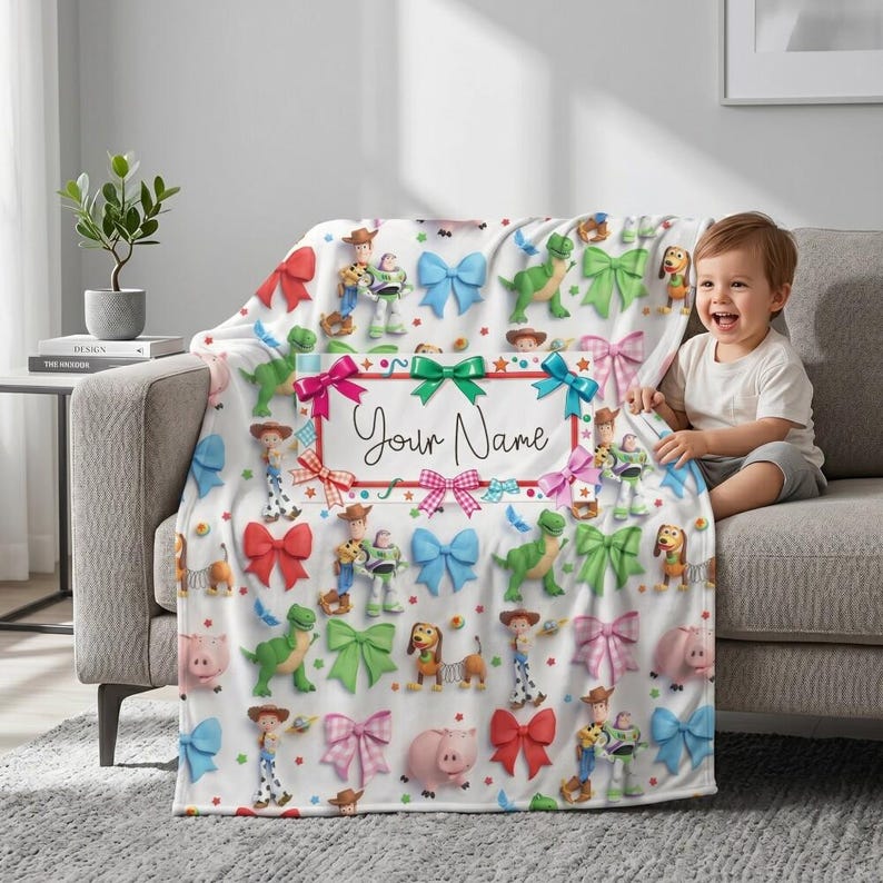 Manta personalizada com nome dos personagens icônicos de Toy Story e seus amigos, manta de lã macia com Woody e Buzz, perfeita para decoração de quarto infantil e festa de aniversário. imagem 1