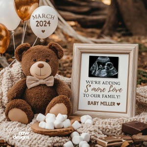 Anúncio de gravidez de ursinho de pelúcia digital com s'mores, adicionando mais amor, revelação de bebê sem gênero, modelo com tema de acampamento
