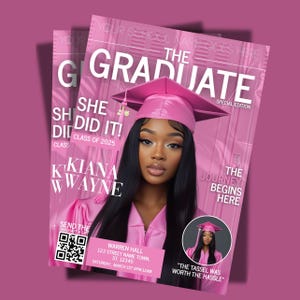 Op de afbeelding: Een roze afstudeermagazinecover met een foto van een jonge vrouw die een roze afstudeerpet en -jurk draagt. De tekst op de omslag luidt "The Graduate" en "She Did It! Class of 2025".