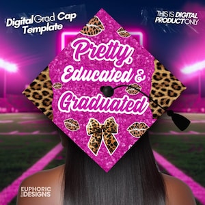 Può includere: Un modello digitale di cappello di laurea rosa con la scritta "Pretty Educated & Graduated". Il cappello presenta dettagli con stampa leopardata, un nappa nera e la scritta "This is Digital Product Only".