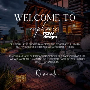 Pode incluir: Bem-vindo &agrave; Euphoric Raw Designs, uma empresa que cria experi&ecirc;ncias de luxo e maravilhosas a pre&ccedil;os acess&iacute;veis. A imagem mostra uma cabana de madeira r&uacute;stica com um caminho de pedra e uma lanterna. O texto "Ramanda" &eacute; vis&iacute;vel na parte inferior da imagem.