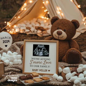 Anúncio de gravidez de ursinho de pelúcia digital S'mores, Adicionando mais amor S'more à nossa família, Revelação de bebê de acampamento neutro em termos de gênero, Modelo editável