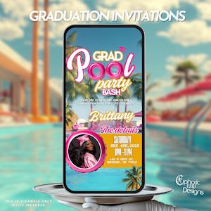 Puede incluir: Una invitación a una fiesta de graduación con temática de piscina. La invitación presenta un flotador de piscina rosa y blanco con el texto "GRAD POOL party BASH" y una foto de un graduado con toga y birrete. La invitación también incluye la fecha, la hora y la ubicación de la fiesta.