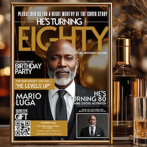 Könnte beinhalten: Ein gerahmtes Magazin-Cover-Design für einen 80. Geburtstag. Das Cover zeigt ein Porträt eines Mannes mit der Überschrift „He's Turning Eighty“. Zusätzlicher Text enthält Party-Details und einen QR-Code für Geschenke. Eine Flasche Likör und ein Glas sind im Hintergrund.
