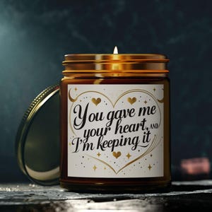 You Gave Me Your Heart - Romantyczna Fantazja Świeca Zapachowa, Czwarte Skrzydło, Xaden, Wosk Kokosowy Morelowy (9oz)