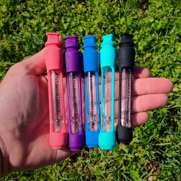 Chillum de vidrio con funda de silicona / Pipa de un solo golpe resistente y de bolsillo con funda protectora / INDUBIA™ Sidekick