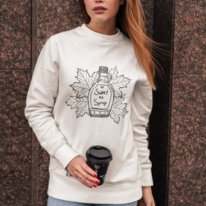 Süßer AsSirup Unisex Premium Crewneck Sweatshirt, Ahornsirup Sweatshirt, Kanadischer Mädchen Pullover, Niedlicher Damen Grafik Sweatshirt