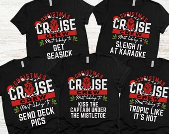 Peut inclure: Cinq t-shirts noirs avec l'inscription "Christmas Cruise Crew" et des phrases comme "Get Seasick" et "Tropic Like It's Hot". Chaque t-shirt présente un motif rouge et blanc avec un bonnet de Père Noël.