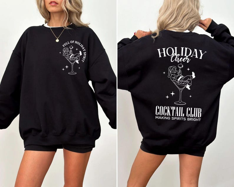 K&ouml;nnte beinhalten: Schwarzes Sweatshirt mit wei&szlig;er Grafik von Santa Claus in einem Cocktailglas. Auf der Vorderseite steht "FULL OF HOLIDAY SPIRIT". Auf der R&uuml;ckseite steht "HOLIDAY CHEER COCKTAIL CLUB MAKING SPIRITS BRIGHT".