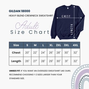 K&ouml;nnte beinhalten: Marineblaues Crewneck-Sweatshirt mit Gr&ouml;&szlig;entabelle. Die Tabelle zeigt Brust- und L&auml;ngenma&szlig;e in Zoll f&uuml;r die Gr&ouml;&szlig;en S bis 4XL. Der Text "Adult Size Chart" befindet sich &uuml;ber der Tabelle. Das Sweatshirt ist ein Gildan 18000 Heavy Blend.