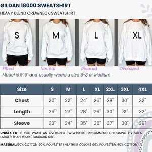 K&ouml;nnte beinhalten: Wei&szlig;es Crewneck-Sweatshirt mit Gr&ouml;&szlig;entabelle. Die Tabelle zeigt Brust-, L&auml;ngen- und &Auml;rmelma&szlig;e f&uuml;r die Gr&ouml;&szlig;en S bis 4XL. Das Sweatshirt ist unisex und besteht aus einer Baumwoll-Polyester-Mischung.