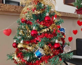Árbol de Navidad en miniatura de 18 pulgadas con lazo dorado en la parte superior. Decoración navideña.