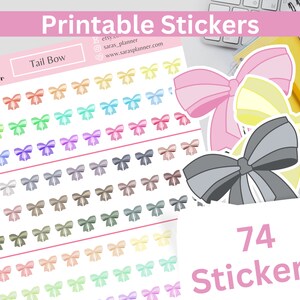 Op de afbeelding: Een vel met 74 bedrukbare stickers met kleurrijke strikdesigns. De stickers zijn gelabeld met "Tail Bow" en zijn perfect om een vleugje whimsy toe te voegen aan planners, dagboeken en andere knutselprojecten.