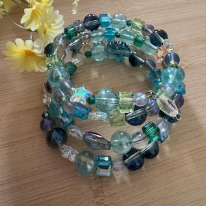 Blågrönt glasarmband med minnestråd, auraglassmycken, havsinspirerad stil, tropisk accessoar