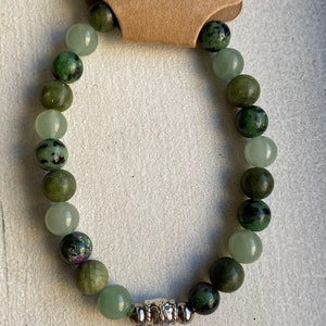 Può includere: Braccialetto fatto a mano con un ciondolo ad albero della vita. Il braccialetto è realizzato con perline di aventurina verde, giada verde e zoisite rubino.