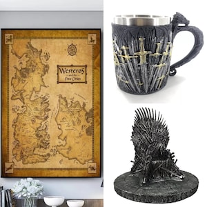 Könnte beinhalten: Ein Set von Game of Thrones-Artikeln, darunter eine Karte von Westeros, eine Tasse mit einem Schwertmuster und eine Miniatur-Replik des Eisernen Throns.