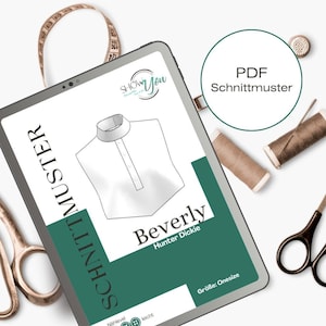 Könnte beinhalten: Ein digitaler Download eines PDF-Schnittmusters für ein Hunter-Dickie-Hemd namens "Beverly". Das Schnittmuster ist für ein Hemd in Einheitsgröße und wird auf einem Tablet-Bildschirm mit Nähzubehör im Hintergrund angezeigt.