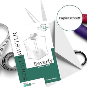 Könnte beinhalten: Ein grünes und weißes Papiermuster für ein Hunter-Dickie namens "Beverly". Das Muster ist für ein Kleidungsstück in Einheitsgröße und ist mit "Schnittmuster" beschriftet, was auf Deutsch Schnittmuster bedeutet.