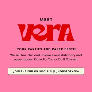K&ouml;nnte beinhalten: Rosa Hintergrund mit wei&szlig;en Sternen und rotem Text mit der Aufschrift "MEET VERA". Darunter steht "YOUR PARTIES AND PAPER BESTIE". Der Text lautet weiter: "Wir verkaufen lustige, schicke und einzigartige Event- und Papierwaren. Mach mit auf Social Media @ _HOUSEOFVERA."