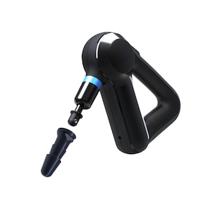 Könnte beinhalten: Eine schwarze, handgehaltene Massagepistole mit einem blauen Akzent und einem abnehmbaren Aufsatz. Die Pistole hat einen dreieckigen Griff und einen runden Kopf.