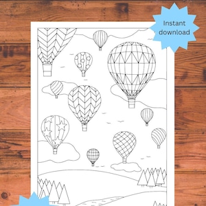 Könnte beinhalten: Eine schwarz-weiße druckbare Malvorlage mit einer fantasievollen Szene von Heißluftballons, die am Himmel über einer Landschaft mit Bäumen und Hügeln schweben. Die Seite ist für Erwachsene und Kinder zum Ausmalen gedacht.