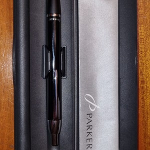 Vintage Parker ballpoint pen. S0778320 - 1/2007. Parker Medium Ballpoint Refill. Original Box and original papers. Never used.