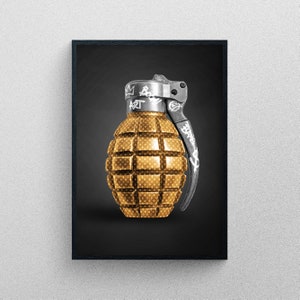 Può includere: Stampa artistica incorniciata raffigurante una granata dorata con manico argentato, su sfondo nero. La granata ha una superficie strutturata e la parola "ART" è visibile in alto.