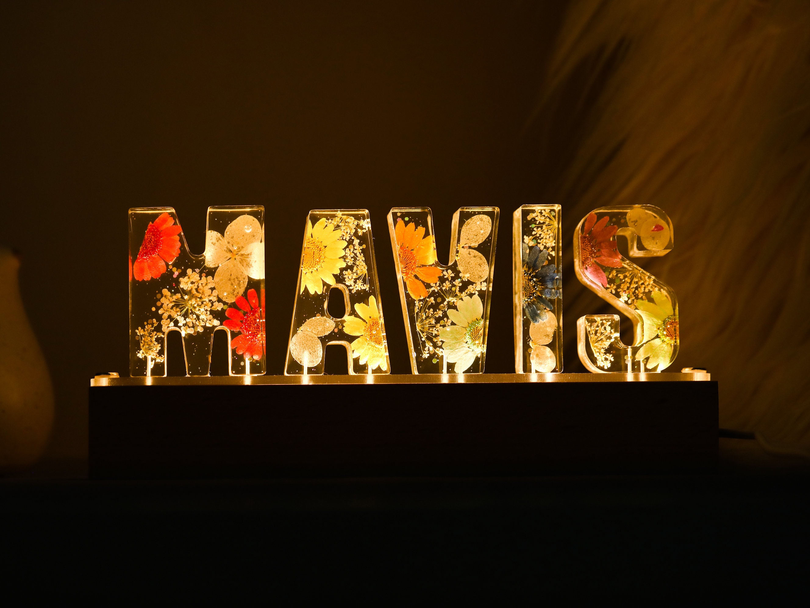 Personalisiertes Nachtlicht mit getrockneten Blumen, personalisierte Buchstabenlampe, personalisierte Nachtlampe mit Namen und getrocknetem Blumenharz, Einzigartiges Geschenk zur Heimdekoration, Geschenk für Mama