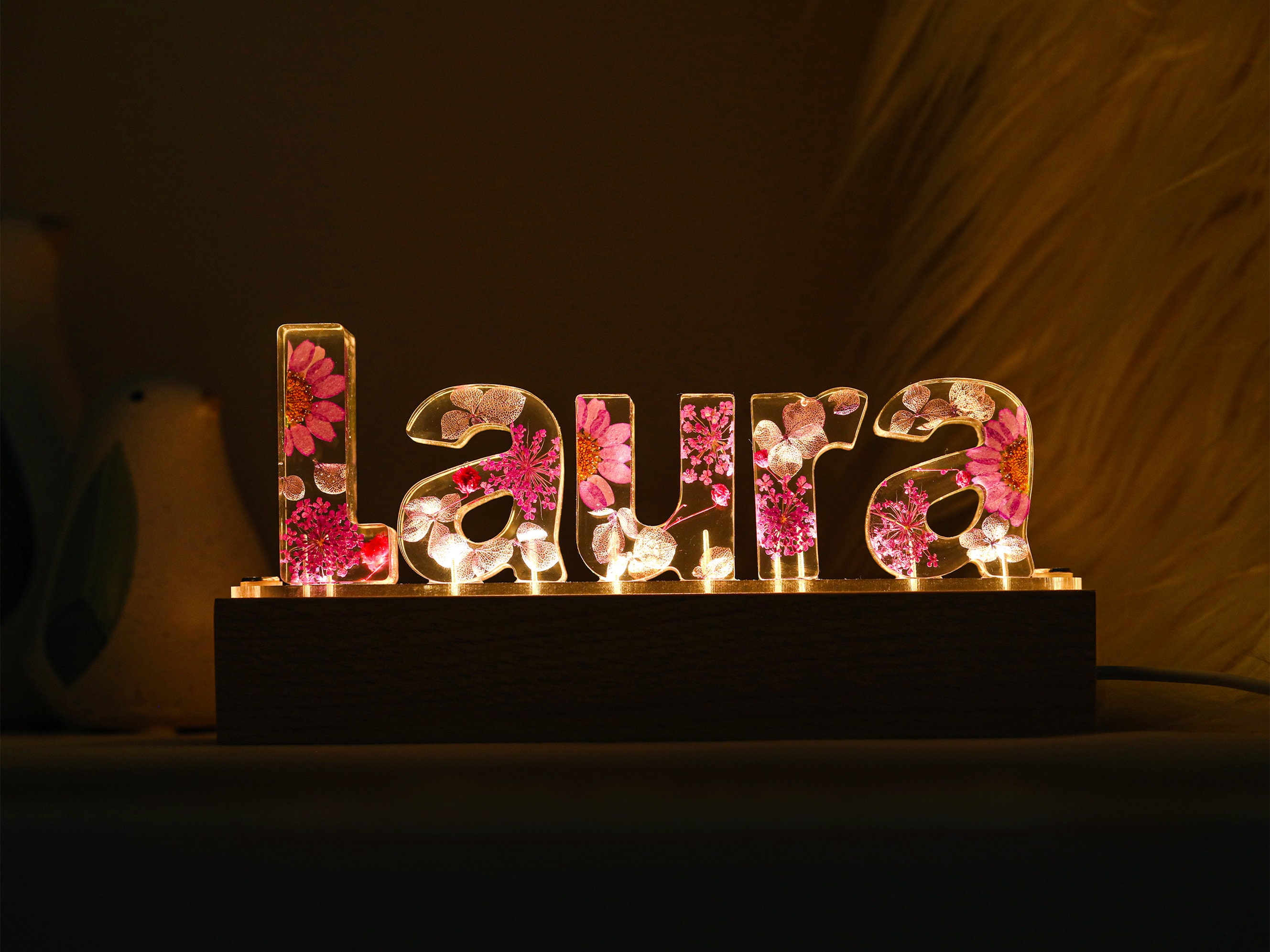 Personalisiertes Nachtlicht mit getrockneten Blumen, personalisierte Buchstabenlampe, personalisierte Nachtlampe mit Namen und getrocknetem Blumenharz, Einzigartiges Geschenk zur Heimdekoration, Geschenk für Mama