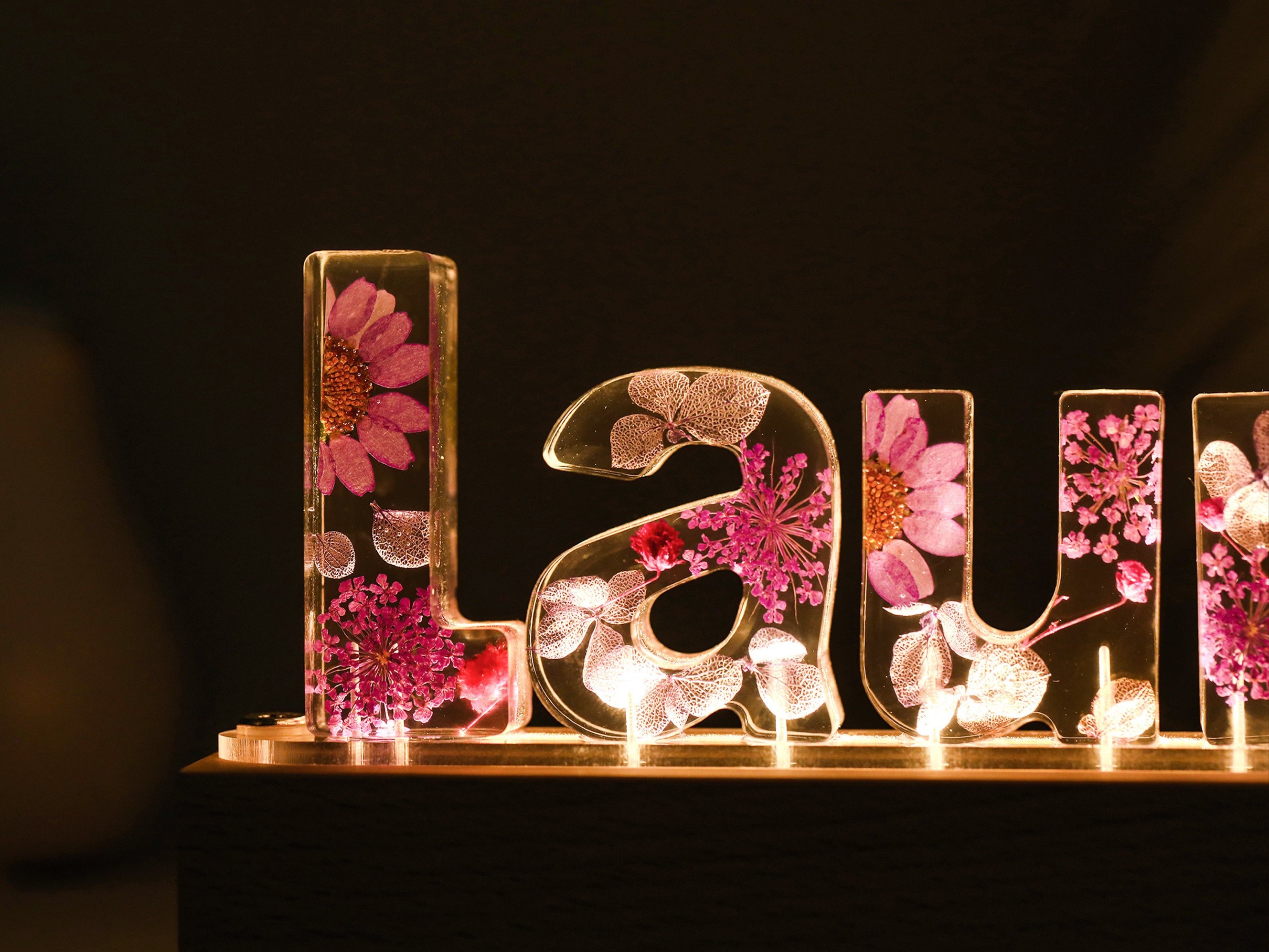 Personalisiertes Nachtlicht mit getrockneten Blumen, personalisierte Buchstabenlampe, personalisierte Nachtlampe mit Namen und getrocknetem Blumenharz, Einzigartiges Geschenk zur Heimdekoration, Geschenk für Mama