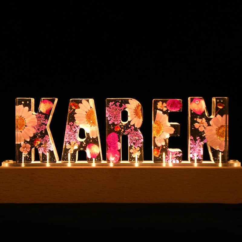 Personalisiertes Nachtlicht mit getrockneten Blumen, personalisierte Buchstabenlampe, personalisierte Nachtlampe mit Namen und getrocknetem Blumenharz, Einzigartiges Geschenk zur Heimdekoration, Geschenk für Mama