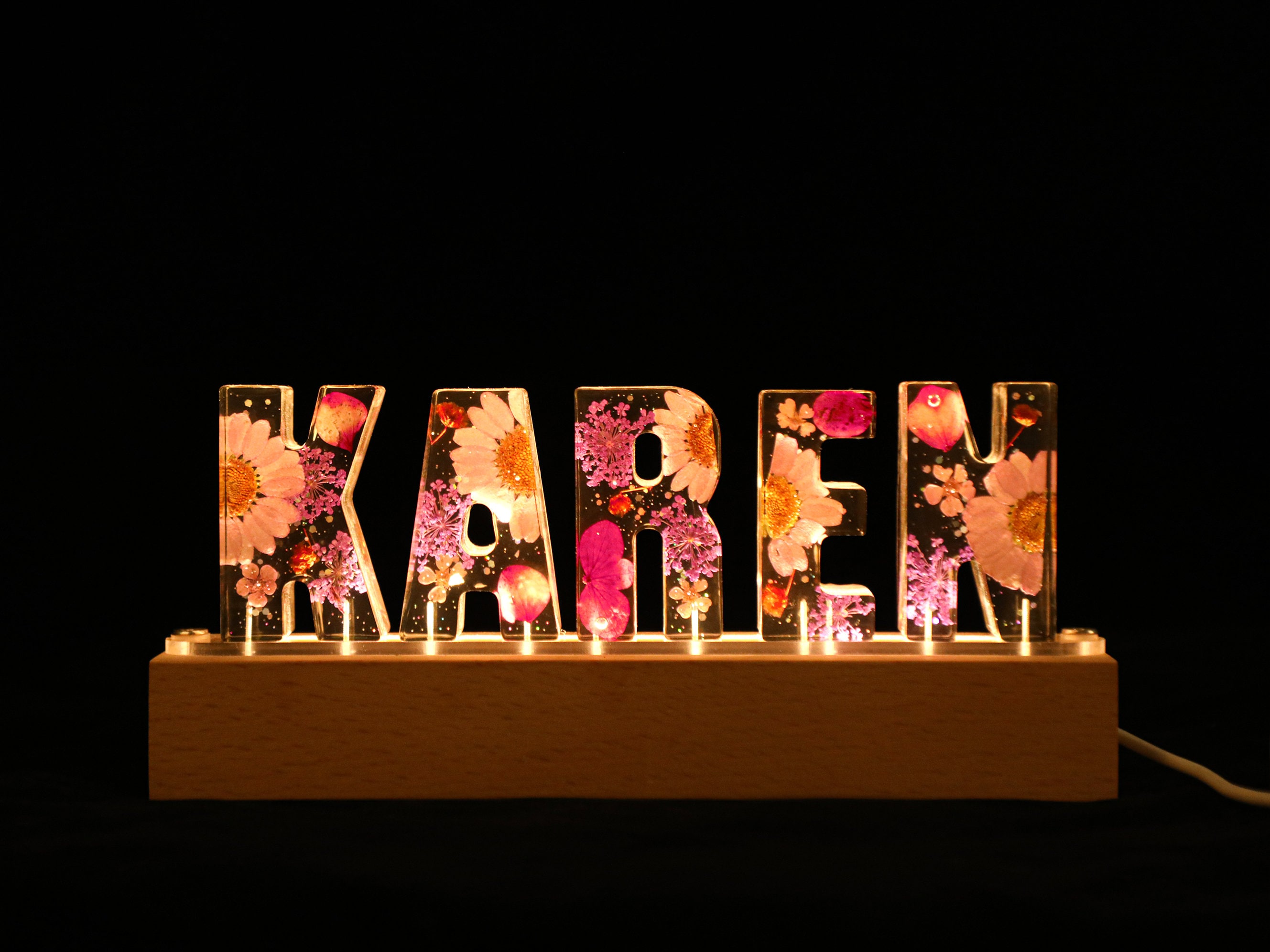 Personalisiertes Nachtlicht mit getrockneten Blumen, personalisierte Buchstabenlampe, personalisierte Nachtlampe mit Namen und getrocknetem Blumenharz, Einzigartiges Geschenk zur Heimdekoration, Geschenk für Mama