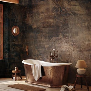 Pode incluir: Uma casa de banho em estilo vintage com uma banheira de cobre, um pequeno banco de madeira e uma lâmpada. As paredes têm um acabamento texturizado castanho escuro. Uma toalha branca repousa na borda da banheira. Há um tapete pequeno no chão.