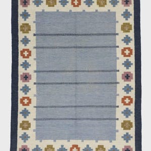 Tapete Kilim sueco vintage: lã tecida à mão, trama plana, borda geométrica folclórica