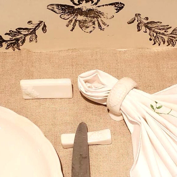 Ensemble invité : porte couteau, marque place et rond de serviette en céramique pour table Française vintage