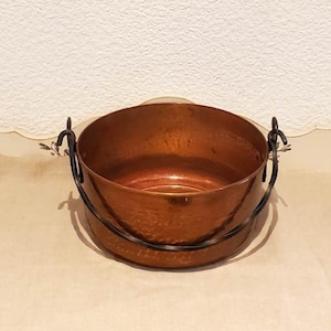 Antique French hammered copper cauldron – Early 20th century jam pot with iron handle – Rustic kitchen decor or farmhouse charm