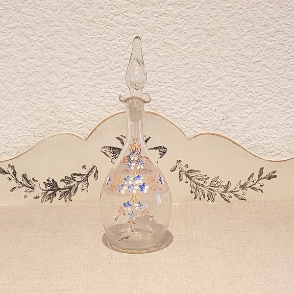 Petite carafe ancienne en verre peinte à la main. Fiole en verre émaillé fleurie