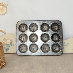 Molde vintage inglés de 12 cavidades para tartas o chocolates. Diseño geométrico. Década de 1900. Cocina retro.