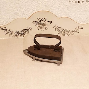 Antique iron in cast iron with its aluminum support. FM signed iron