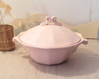 Sopera de loza rosa pálido — forma octogonal con asas de botón y tapa en espiral, Francia, década de 1950