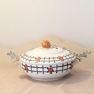 Earthenware soup tureen &quot;L&#39;Amandinoise&quot;. Pine cone soup tureen. 50s style soup tureen