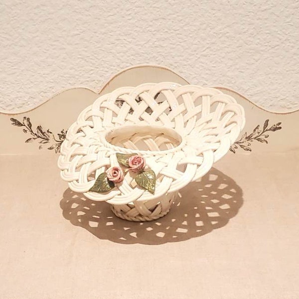 Jolie corbeille fleurie en ceramique