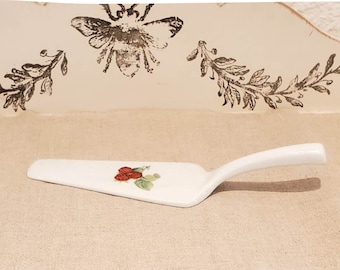 Vintage pajbestick i vitt lergods. Pajbestick målat med hallon eller blommor.