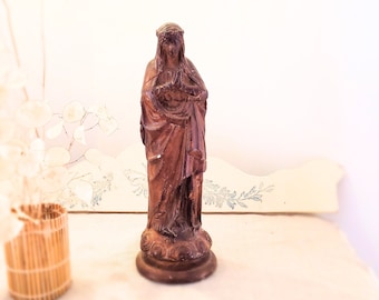 Estatua antigua de la Virgen María, de yeso con pátina de madera, rosas a sus pies, 34 cm, siglo XIX.