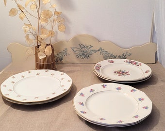 Service dépareillé vintage « NOUCHKA». Assiettes plates en porcelaine opaque ancienne. Assiettes à décor floral fin